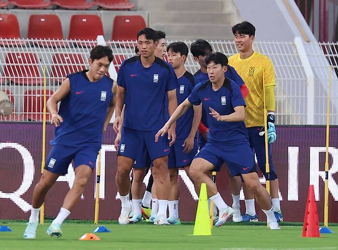 손흥민 등 축구대표팀 선수들이 9일(현지시각) 오만의 술탄 카부스 경기장에서 훈련하고 있다. 무스카트/연합뉴스