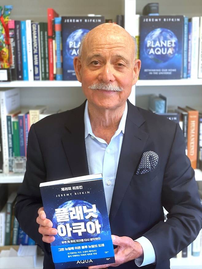 ‘플래닛 아쿠아’ 한국판을 손에 들고 미국 워싱턴 경제동향연구실 사무실에서 사진을 찍고 있는 제러미 리프킨. 민음사 제공