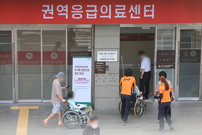 지난 9일 오전 주 1회 성인진료를 중단하고 있는 서울 양천구 이대목동병원 권역응급의료센터로 구급대원이 환자를 이송하고 있다. 연합뉴스