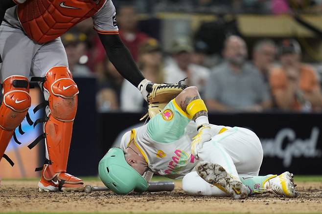 &nbsp;파울 타구를 맞고 괴로워하는 샌디에이고 파드리스 잭슨 메릴. AP=연합뉴스
