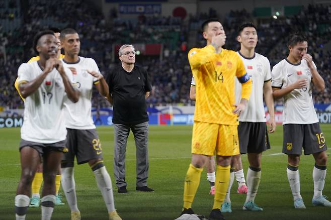 크로아티아 출신의 브란코 이반코비치 중국 축구대표팀 감독과 중국 대표팀 선수들. EPA=연합뉴스