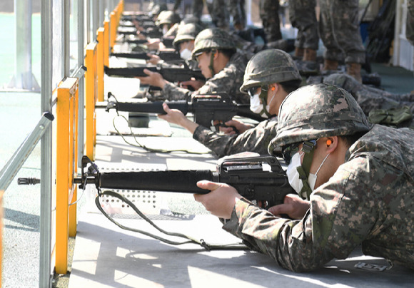 지난해 3월 6일 광주 북구 예비군훈련장에서 예비군들이 실사격 훈련을 하고 있다. 본 기사와 무관한 이미지. [사진=뉴시스]