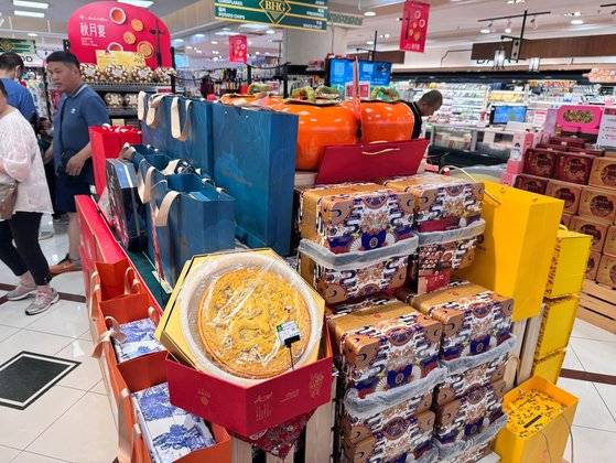 7일 베이징의 유명 쇼핑몰인 란써강완(藍色港灣) 지하에 있는 고급 슈퍼마켓 BHG의 월병 매대에 손님이 보이지 않는다. 신경진 기자
