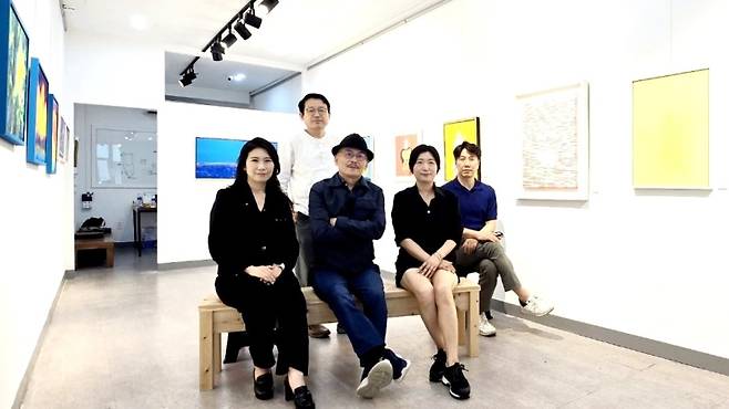 ▲ 광주광역시 동구 예술의 거리에 갤러리 GD30을 열고 개관전을 개최하는 서양화가 최재영, 김병택, 정해영, 박제인, 김선미 등 5인의 작가들이 전시장에서 포즈를 취하고 있다