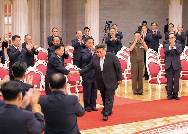 김정은 북한 국무위원장이 국경절인 9·9절을 맞아 당과 정부의 지도간부들을 축하하고 금후 국가사업 방향과 관련한 중요 연설을 했다고 조선중앙통신이 10일 보도했다. 연합뉴스