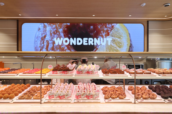 New flavors launched by Dunkin' Korea as part of its ″Wonders″ project are displayed at its newly branded Dunkin' Wonders store in Cheongdam-dong, southern Seoul on Tuesday. The Wondernut is the franchise's take on a California-style cake doughnut. [YONHAP]