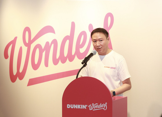 SPC Vice President Heo Hee-soo talks to reporters at Dunkin's press event at the franchise's newly branded Wonders flagship store in Cheongdam-dong, southern Seoul, on Tuesday. [SPC]