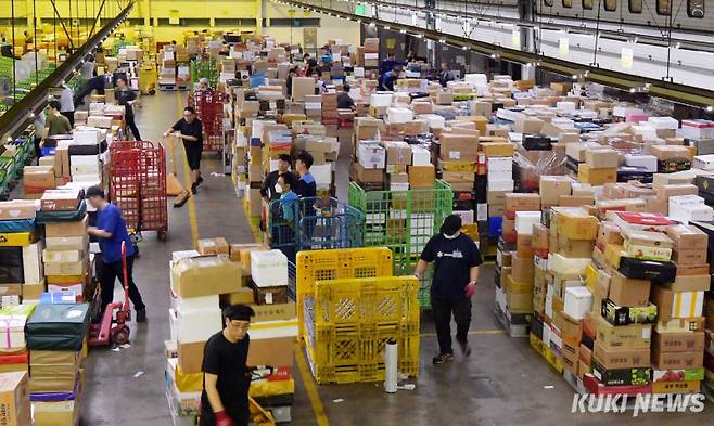 우정사업본부가 지난 2일부터 20일까지 19일간을 '추석 명절 우편물 특별소통기간'으로 정하고 안전하고 신속한 배달을 위한 비상근무체계에 돌입한다. 특별소통기간 중에는 약 1,925만 개의 소포 우편물 접수가 예상된다. 10일 서울 광진구 동서울우편물류센터에서 작업자들이 명절 소포상자를 분류하고 있다.