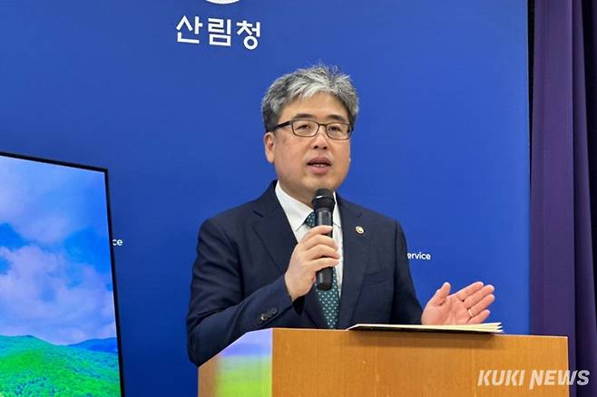 10일 정부대전청사 기자실에서 산림정책 방향  ‘모두가 누리는 숲 추진전략’을 발표하는 임상섭 산림청장. 사진=이재형 기자