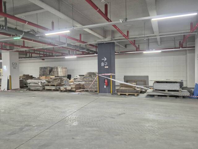 안양시 평촌 B오피스텔은 지하 6층 주차장에 하자보수공사용 자재들이 쌓여 있다. 윤현서기자