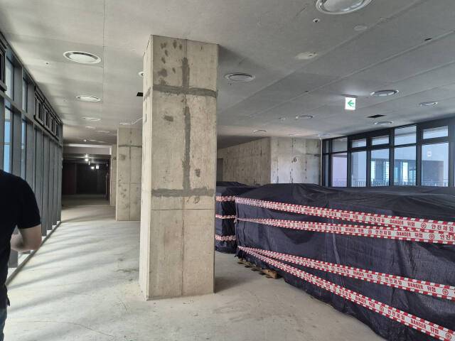 안양시 평촌 B오피스텔 3층이 공사가 중단된 채 방치되고 있다. 윤현서기자