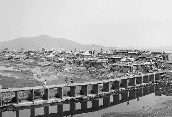 청계천변 무허가촌(1975년 8월 21일 촬영) [서울역사박물관]