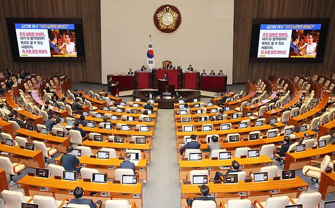 더불어민주당 서영교 의원이 9일 오후 국회에서 열린 본회의에서 한덕수 국무총리에게 대정부 질문을 하고 있다. [사진출처 = 연합뉴스]