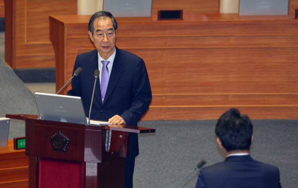 한덕수 국무총리가 10일 국회에서 열린 본회의 외교·통일·안보 분야 대정부질문에서 윤상현 국민의힘 의원의 질의에 답하고 있다.[사진 제공 = 연합뉴스]