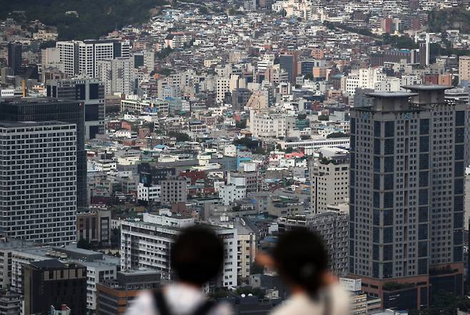 서대문구 북가좌동 가재울7재정비촉진구역을 36층 1500가구 아파트로 바꾸는 변경 결정이 통과되면서 가재울7구역 재개발이 본궤도에 올랐다. 사진은 지난 9일 서울 중구 남산에서 바라본 서울시내 빌라와 단독주택 밀집 모습. /사진=뉴스1