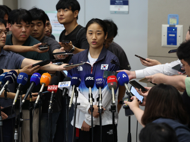 선수 부실관리 지적했는데… 2024 파리올림픽 배드민턴 여자단식에서 금메달을 딴 뒤 선수의 부상 관리와 협회 전반의 문제점을 지적했던 안세영이 지난 8월 인천국제공항을 통해 귀국하며 취재진의 질문에 답하고 있다.  연합뉴스