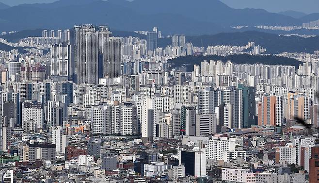 이달 3일 오후 남산에서 바라본 성북구 지역의 아파트 모습. 이상섭 기자