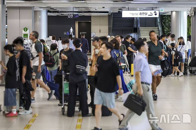 [서울=뉴시스] 정병혁 기자 = 10일 서울 강서구 김포공항 국내선 탑승수속장에서 여행객들이 이동하고 있다. 제주도관광협회는 추석 귀성 행렬이 시작되는 12일부터 18일까지 추석 연휴 기간 29만7000여명이 제주를 찾을 것으로 보인다고 밝혔다. 이는 지난해 코로나19 엔데믹 이후 처음 맞았던 추석 연휴 기간 31만4602명과 비교해 5.6％ 줄어든 수치다. 2024.09.10. jhope@newsis.com