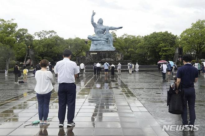 [나가사키=AP/뉴시스]2023년 8월9일 일본 남부 나가사키 평화공원에서 나가사키 원폭 투하 78주년을 맞아 시민들이 평화상 앞에 모여 묵념하고 있다. 2024.09.10.