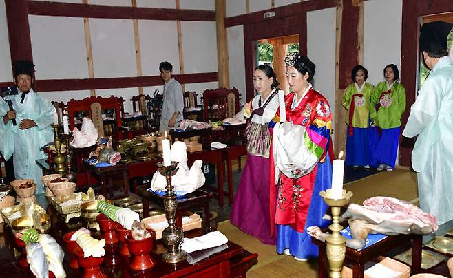 [광주=뉴시스] 신수정 광주시의회 의장이 10일 광주향교에서 열린 추기 석전대제에 참석해 초헌관으로 제례를 올리고 있다. (사진=광주시의회 제공) 2024.09.10. photo@newsis.com *재판매 및 DB 금지