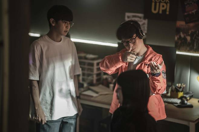 모완일 감독은 극중 구기호 역을 맡은 아역 배우들과 엑소 찬열의 모습이 너무도 닮아 당시 스태프들도 놀랐다고 말했다. 이같은 캐스팅에 의도한 건 아니고 평소 정해진 과정대로 했을 뿐이라고 밝혔따. 넷플릭스 제공