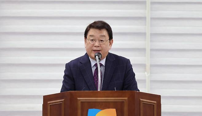 박성효 소상공인시장진흥공단 이사장이 지난 4월 24일 대전 중구 소상공인시장진흥공단에서 기자회견을 열고 발언하고 있다. 소상공인시장진흥공단 제공