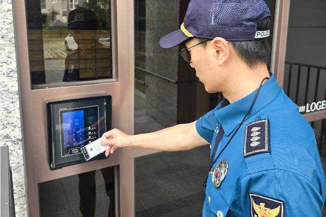 아파트 공동현관 신속출입 시스템을 시범적으로 사용하고 있다. 순천경찰서 제공