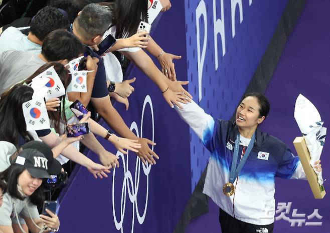 안세영이 5일 오전(현지시각) 프랑스 파리 포르트 드 라 샤펠 아레나에서 열린 2024 파리올림픽 배드민턴 여자 단식 결승전에서 중국 허빙자오와 경기에서 승리한 뒤 관객들과 인사하고 있다. 안세영은 중국의 허빙자오를 2-0으로 꺾고 금메달을 목에 걸었다. 안세영은 배드민턴 여자 단식에서 28년 만에 정상의 자리에 올랐다. 2024.8.5 파리= 올림픽사진공동취재단/KCK 황진환 기자