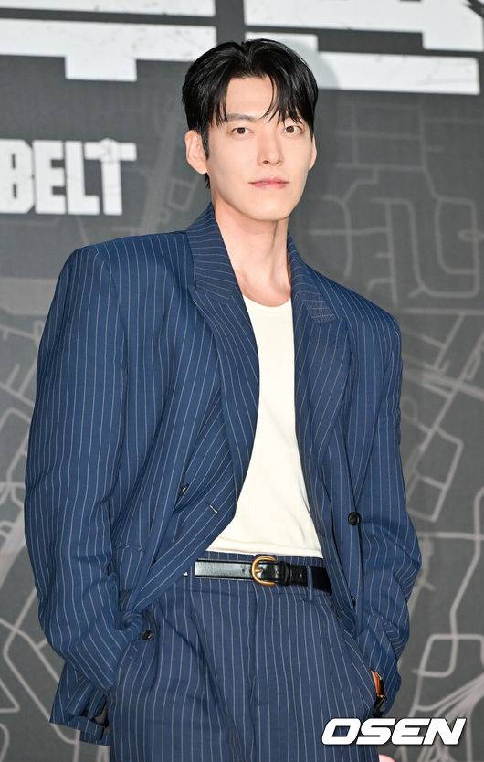 [OSEN=박준형 기자] 10일 오전 서울 건대입구 롯데시네마에서 넷플릭스 영화 '무도실무관'(감독 김주환)&nbsp;제작보고회가 진행됐다.'무도실무관'은 태권도, 검도, 유도 도합 9단 무도 유단자 이정도(김우빈 분)가 보호관찰관 김선민(김성균 분)의 제안으로 범죄를 예방하기 위해 전자발찌 대상자들을 24시간 밀착 감시하는 무도실무관으로 함께 일하게 되면서 벌어지는 이야기를 그린 액션 영화로 오는 13일 공개된다.배우 김우빈이 입장하고 있다.  2024.09.10  / soul1014@osen.co.kr