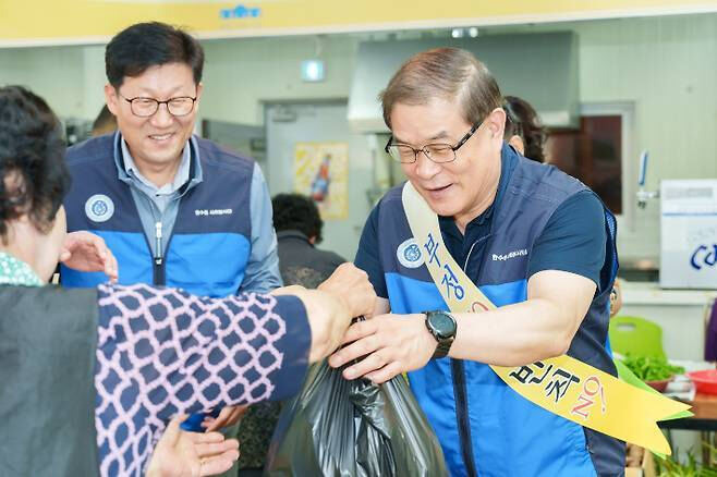 김한성(오른쪽) 월성본부장이 전통시장 장보기 행사에 참석해 물품을 구매하고 있다.