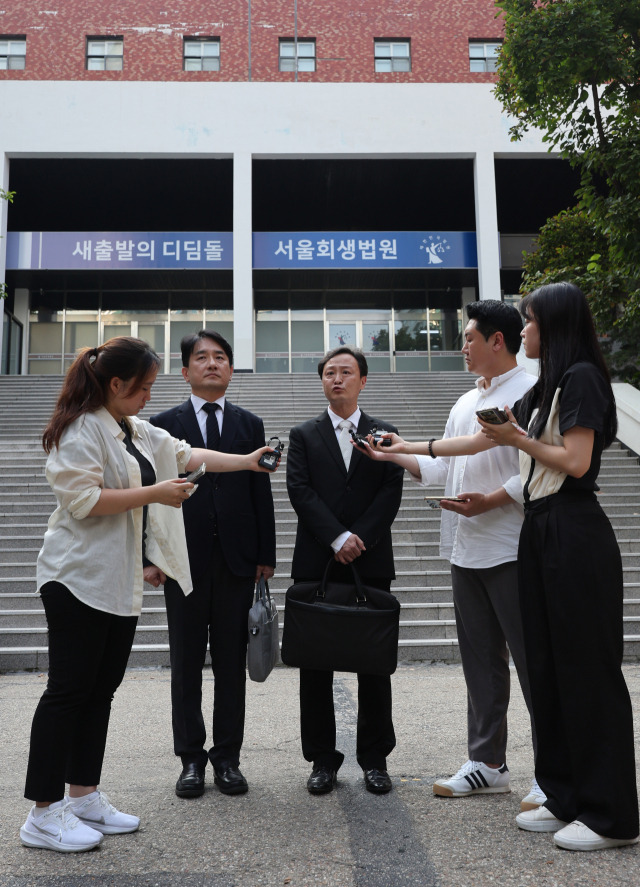 티몬과 위메프의 회생절차 개시 결정이 내려진 10일 오후 서울 서초구 서울회생법원에서 류광진(왼쪽 세번째) 티몬 대표가 취재진 질문에 답하고 있다. 연합뉴스