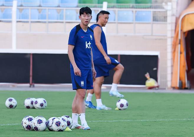 ▲ 손흥민뿐만 아니라, 대부분의 축구 선수는 본인과 관계없는 유니폼에 사인을 하는 것을 꺼리는 편이다. 본인을 지지해 주는 소속팀 팬들과의 의리를 저버리는 행동으로 치부될 수 있기 때문이다. 게다가 손흥민은 명실상부한 토트넘의 레전드이자, 현재 주장 완장을 착용하고 있다. 따라서 이러한 행동 속에는 토트넘 팬들을 생각하는 손흥민의 마음이 담겨 있다고 볼 수 있다. ⓒ연합뉴스