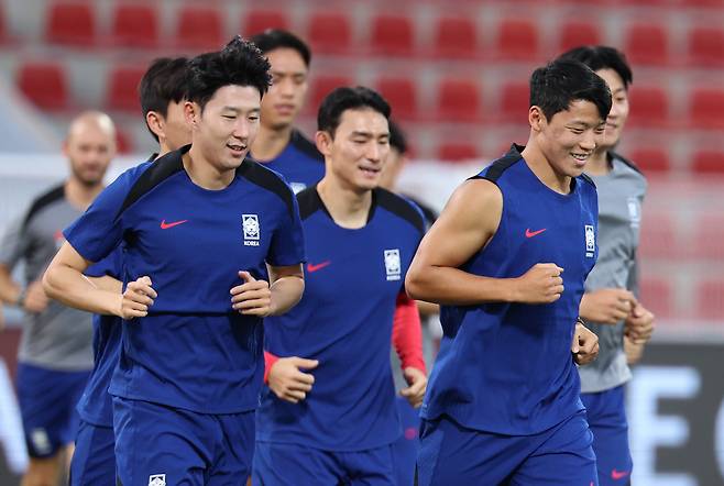 홍명보 감독이 이끄는 대한민국 축구 국가대표팀은 10일 오후 11시 오만 무스카트의 술탄 카부스 경기장에서 홈팀 오만과 2026 북중미 월드컵 아시아 3차예선 B조 2차전을 벌인다. 한국은 황희찬, 오세훈, 박용우, 정승현, 이명재가 5일 팔레스타인전과 비교해 선발을 꿰찼다. 연합뉴스