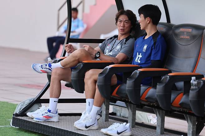 홍명보 감독이 이끄는 대한민국 축구 국가대표팀은 10일 오후 11시 오만 무스카트의 술탄 카부스 경기장에서 홈팀 오만과 2026 북중미 월드컵 아시아 3차예선 B조 2차전을 벌인다. 한국은 황희찬, 오세훈, 박용우, 정승현, 이명재가 5일 팔레스타인전과 비교해 선발을 꿰찼다. 연합뉴스