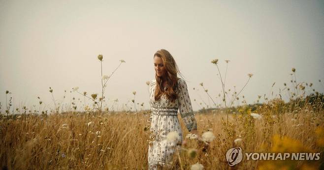 화학치료 완료 발표한 케이트 왕세자빈 (런던 AFP=연합뉴스) 켄싱턴궁이 9일(현지시간) 공개한 영상의 한 장면. 노퍽에서 촬영된 영상에는 케이트 왕세자빈과 가족의 모습이 담겼다. 2024.9.9 [켄싱턴궁 제공. 재판매 및 DB 금지]