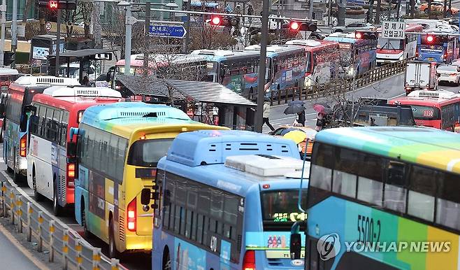 출근 시간 을지로는 광역버스로 꽉꽉 [연합뉴스 자료사진]