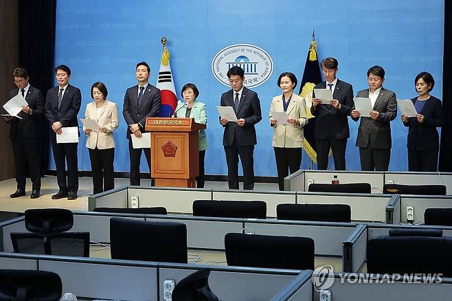 '법카의혹' 현장검증 결과 설명하는 야당 과방위원들 (서울=연합뉴스) 김주성 기자 = 국회 과학기술정보방송통신위원회 소속 야당 의원들이 28일 오후 국회 소통관에서 이진숙 방송통신위원장 후보자의 '법인카드 유용 의혹'을 확인하기 위해 벌였던 대전MBC 등의 현장검증 결과를 설명하고 있다. 2024.7.28 utzza@yna.co.kr