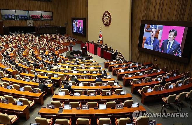 한산한 본회의장 (서울=연합뉴스) 한종찬 기자 = 한덕수 국무총리가 10일 저녁 국회에서 열린 본회의 외교·통일·안보 분야 대정부질문에서 더불어민주당 정동영 의원의 질의에 답하고 있다. 이날 본회의장 의석 절반 이상이 비어있다. 2024.9.10 saba@yna.co.kr