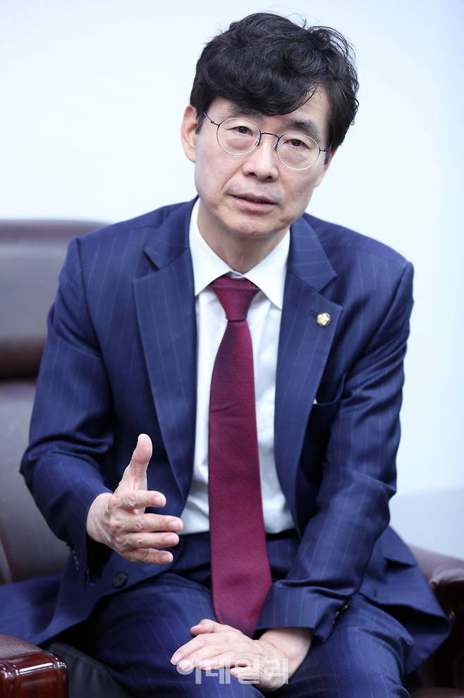 [이데일리 노진환 기자] 조경태 국민의힘 의원(격차해소특별위원장)이 5일 서울 여의도 국회 의원회관에서 이데일리와 인터뷰를 하고 있다.