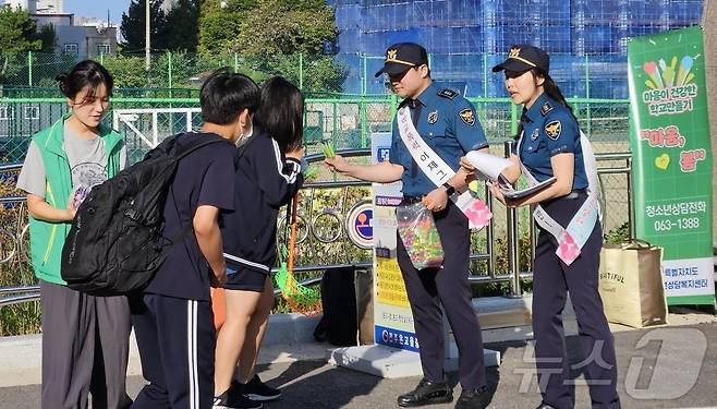 전북 전주덕진경찰서와 청소년상담복지센터와 지난 10일 온고을중학교를 찾아 전교생을 대상으로 디지털 성범죄 예방 캠페인을 실시했다.(전주덕진서 제공)/뉴스1