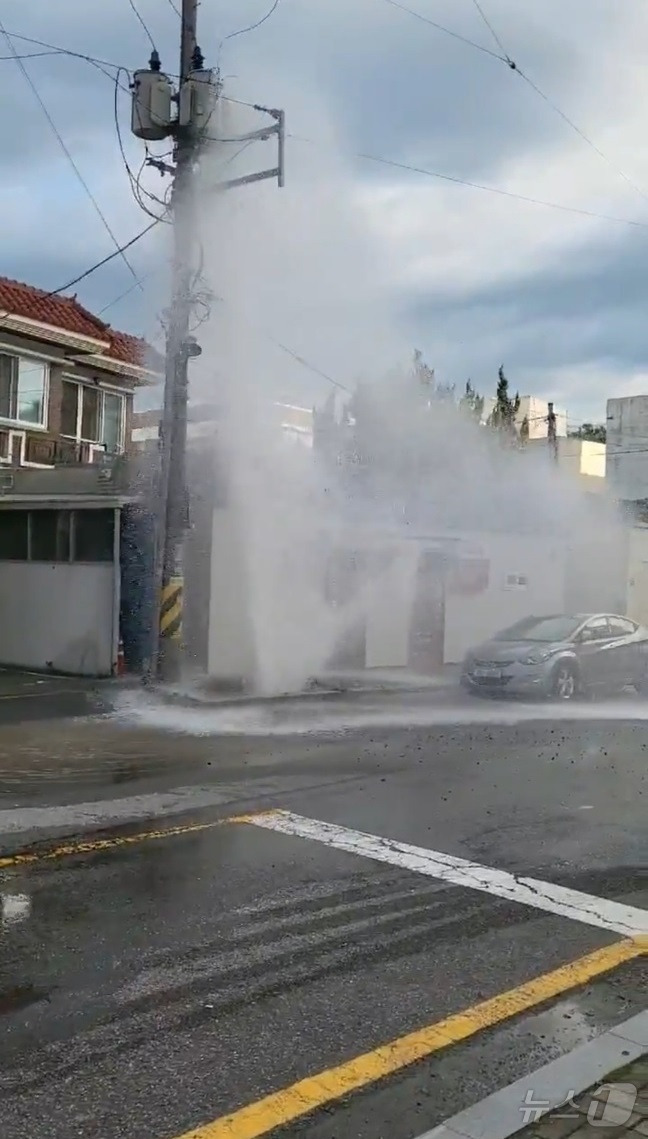 광주 동구 학동의 한 주택가에서 파열된 상수도관에서 수도가 솟구치고 있다.(독자제공) 2024.9.10/뉴스1