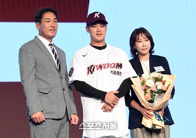 키움 고형욱 단장(왼쪽)이 11일 서울 송파구 롯데호텔 월드 크리스탈 볼룸에서 열린 ‘2025 KBO 신인 드래프트’에서 전체 1순위로 덕수고 투수 정현우를 지명한 뒤 이유를 밝히고 있다. 2024. 9. 11.  박진업 기자 upandup@sportsseoul.com