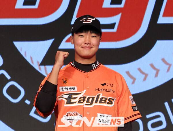 11일 오후 서울 송파구 롯데호텔월드에서 열린 '2025 KBO 신인 드래프트'에서 한화 이글스 1라운드 지명된 전주고 정우주가 포즈를 취하고 있다. 사진┃뉴시스