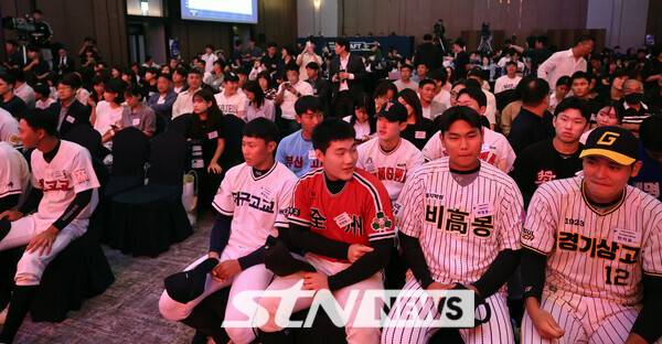 11일 오후 서울 송파구 롯데호텔월드에서 열린 '2025 KBO 신인 드래프트'에서 참가 선수들이 자리에 앉아 있다. 사진┃뉴시스