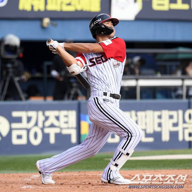 8일 잠실구장에서 열린 LG 트윈스와 한화 이글스의 경기. 4회말 2사 2루 LG 이영빈이 투런포를 날리고 있다. 잠실=박재만 기자 pjm@sportschosun.com/2024.09.08/