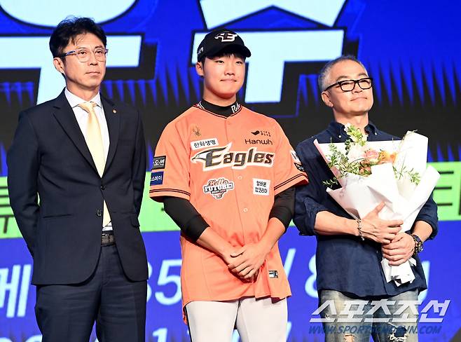 11일 롯데호텔 월드 서울에서 열린 2025 KBO 드래프트, 전체 2순위로 한화에 지명된 전주고 정우주가 손혁 단장, 아버지와 포즈를 취하고 있다. 잠실=허상욱 기자 wook@sportschosun.com/2024.09.11/