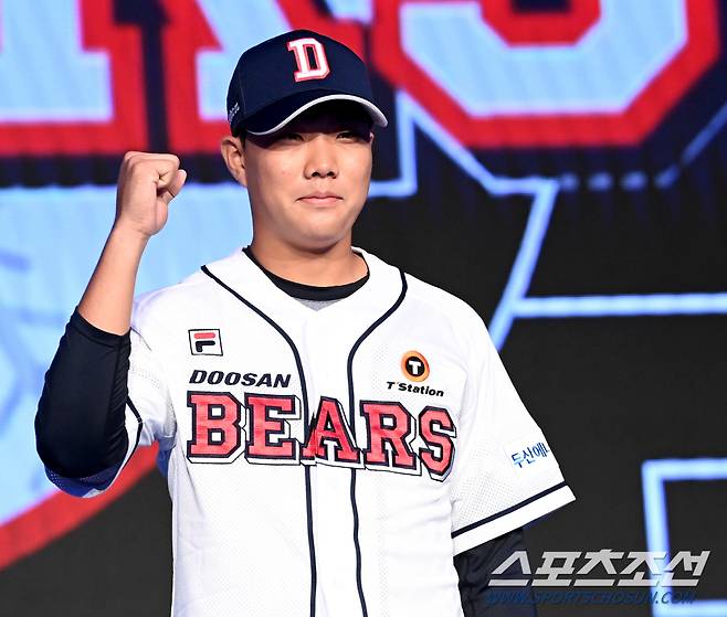 11일 롯데호텔 월드 서울에서 열린 2025 KBO 드래프트, 전체 6순위로 두산에 지명된 덕수고 박준순이 포즈를 취하고 있다. 잠실=허상욱 기자 wook@sportschosun.com/2024.09.11/