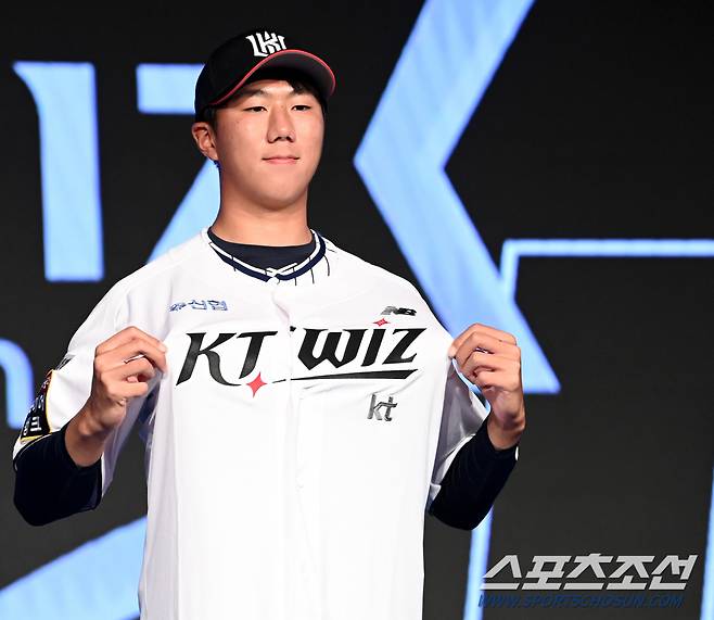11일 롯데호텔 월드 서울에서 열린 2025 KBO 드래프트, 전체 9순위로 KT 위즈에 지명된 서울고 김동현이 포즈를 취하고 있다. 잠실=허상욱 기자 wook@sportschosun.com/2024.09.11/