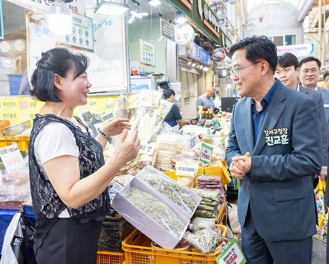 진교훈 서울 강서구청장(오른쪽)이 방화동 방신전통시장을 찾아 상인과 대화하고 있다. 강서구 제공.