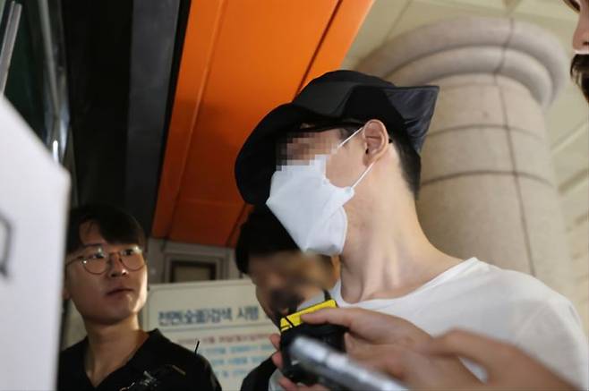 서울 은평구의 한 아파트에서 이웃 주민에게 일본도를 휘둘러 숨지게 한 혐의로 경찰에 긴급 체포된 백모(37)씨가 구속 전 피의자 심문(영장실질심사)을 받기 위해 1일 오전 서울 마포구 서울서부지법으로 들어서고 있다.ⓒ연합뉴스